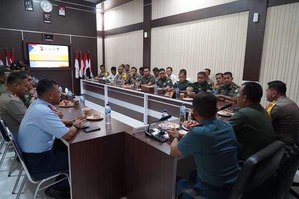 Danrem Kolonel Kav Kapti Hertantyawan memimpin rapat bersama Pimpinan TNI-AD, AL, AU dan Polri yang ada di Wilayah Korem 011/Lilawangsa. Rapat berlangsung di Aula Polres Aceh Utara, Desa Meunasah Reudeup, Kecamatan Lhoksukon, Kabupaten Aceh Utara, Senin (27/11). Waspada/ist