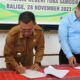 Bupati Toba, Ir. Poltak Sitorus menandatangani Memorandum of Understanding (MoU) atau Kesepakatan Bersama antara Pemerintah Kabupaten Toba dengan Kejaksaan Negeri Toba Samosir yang dilakukan di Ruang Rapat Staf Ahli Bupati, Kantor Bupati Toba, Balige,Selasa, (28/11). Waspada/Ist