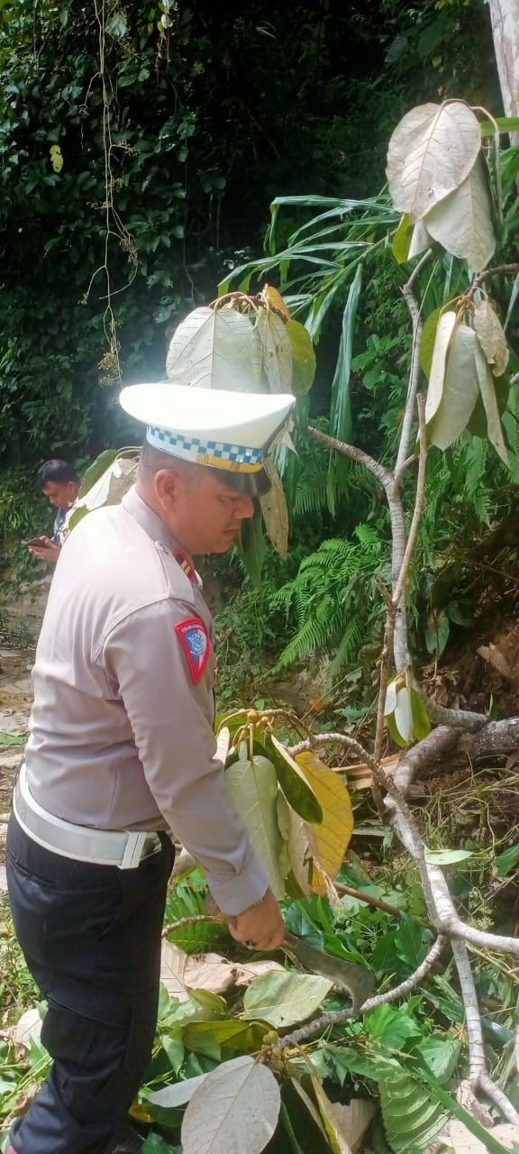 Polisi Bersihkan Lumpur Longsor Di Jalan Takengon-Beutong 