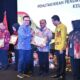 Pj. Wali Kota Padangsidimpuan Dr. Letnan Dalimunthe, M.Kes (kanan) menerima piagam penghargaan Kepala BKKBN Pusat Dr. (HC), dr. Hasto Wardoyo, Sp.OG (K), di Gedung Menara Danareksa Jakarta Pusat, Selasa (28/11). Waspada/ist.