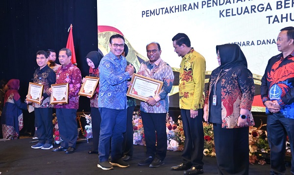 Pj. Wali Kota Padangsidimpuan Dr. Letnan Dalimunthe, M.Kes (kanan) menerima piagam penghargaan Kepala BKKBN Pusat Dr. (HC), dr. Hasto Wardoyo, Sp.OG (K), di Gedung Menara Danareksa Jakarta Pusat, Selasa (28/11). Waspada/ist.