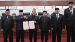 DPRK Aceh Besar sahkan Qanun Tentang Pajak Daerah dan Retribusi Daerah dalam Sidang Paripurna DPRK Aceh Besar di Gedung DPRK Aceh Besar, di Kota Jantho, Selasa (28/11) sore. (Waspada/Ist)