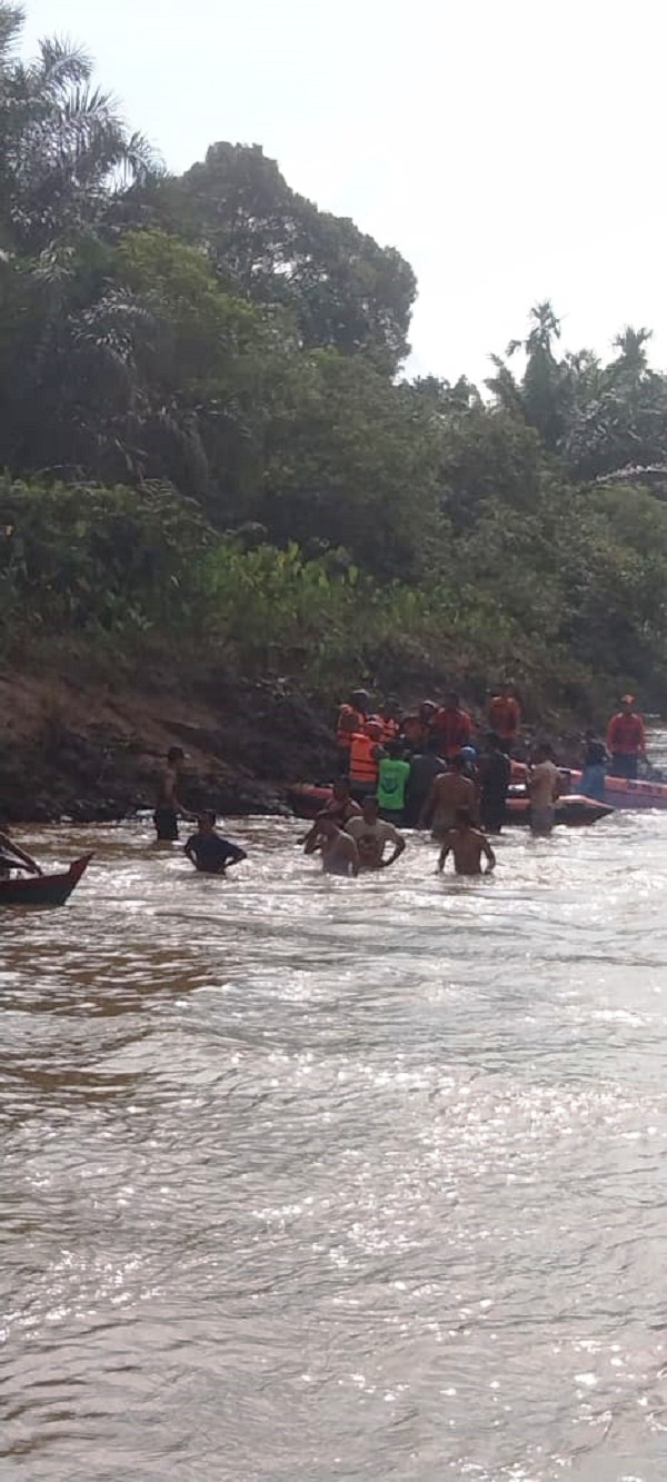 Lansia hanyut di Sungai Batang Bangko, kemudian ditemukan Rabu (29/11) sekira pukul 09.10, dalam kondisi tidak bernyawa. Waspada/Ist
