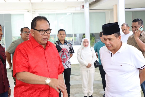 KETUA DPRD Sumatera Utara, Baskami Ginting saat menyambangi Pemkab Batubara. Kehadiran disambut Bupati, Zahir dan OPD.Waspada/Ist.