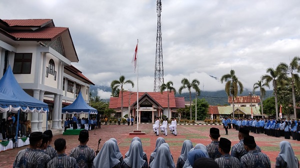 Dalam rangka memperingati Hari Ulang Tahun (HUT) ke-52 Korps Pegawai Republik Indonesia (Korpri), Pemerintah Kabupaten Aceh Tenggara melaksanakan upacara di Halaman Apel Setdakab, Rabu (29/11). Plt Sekda Yusrizal Pembina Upacara. Waspada/Seh Muhammad Amin