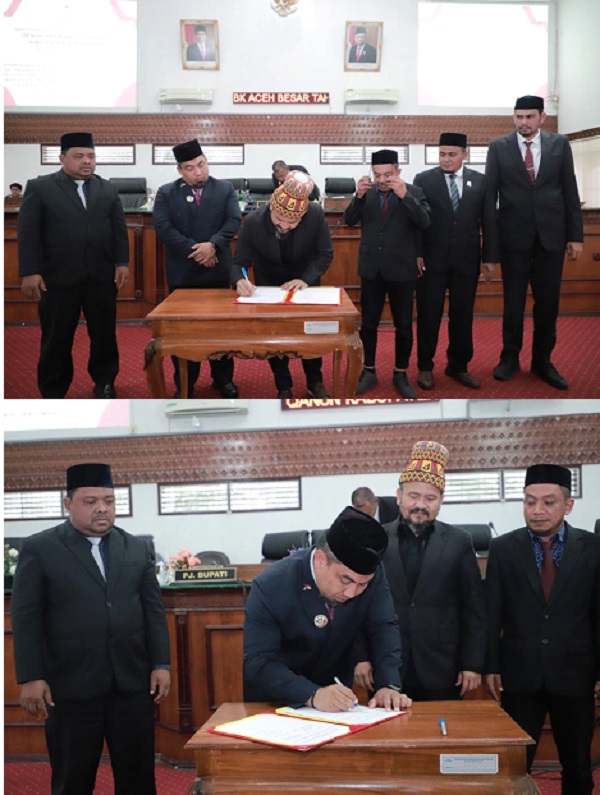 Penjabat Bupati Aceh Besar Muhammad Iswanto bersama Ketua DPRK Aceh Besar Iskandar Ali menandatangani pengesahan Anggaran Pendapatan Belanja Kabupaten Aceh Besar Tahun Anggaran 2024 di Gedung DPRK Aceh Besar, Selasa (28/11). (Waspada/Ist)