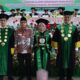 Ayya Surayya, S. Ag dengan IPK 3,89 foto bersama Rektor Institut Agama Islam Negeri Langsa Prof. Dr. Ismail Fahmi Arrauf Nasution, MA usai menerima penghargaan pada acara wisuda sarjana dan magister yang berlangsung di aula Laboratorium Kampus setempat, Rabu (29/11). Waspada/dede