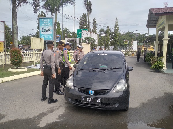 Mobil Honda Jazz yang diduga membawa narkoba jenis sabu saat diamankan Polres Aceh Tamiang dalam razia rutin yang dilaksanakan Satlantas Polres setempat,Rabu (29/11) pagi.(Waspada/Ist).