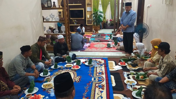 Ketua DPC Gerindra Aceh Tamiang,Suprianto saat menyampaikan sambutannya dalam kegiatan doa bersama yang berlangsung di kediaman Ketua DPC Gerindra, Sapta Marga, Kec Manyak Payed.(Waspada/Yusri).