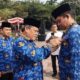PLT BUPATI Deliserdang HM Ali Yusuf Siregar didampingi Sekdakab yang juga Ketua Dewan Pengurus Korpri Kabupaten Deliserdang H.Timur Tumanggor, S.Sos, MAP menyematkan Satyalancana Karya Satya XX Tahun kepada Danang Purnama Yudha, S.STP, MAP pada HUT ke 52 Korpri Tahun 2023 di Alun-Alun Pemkab Deliserdang, Rabu (29/11).- (Waspada/Khairul K Siregar/B)