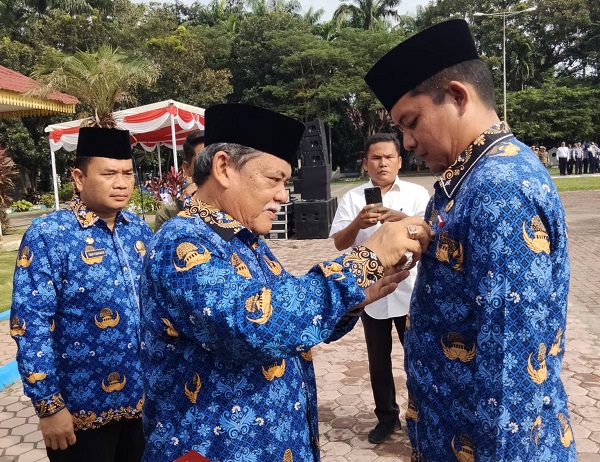 PLT BUPATI Deliserdang HM Ali Yusuf Siregar didampingi Sekdakab yang juga Ketua Dewan Pengurus Korpri Kabupaten Deliserdang H.Timur Tumanggor, S.Sos, MAP menyematkan Satyalancana Karya Satya XX Tahun kepada Danang Purnama Yudha, S.STP, MAP pada HUT ke 52 Korpri Tahun 2023 di Alun-Alun Pemkab Deliserdang, Rabu (29/11).- (Waspada/Khairul K Siregar/B)