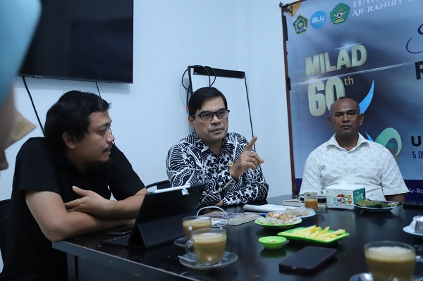 Rektor UIN Ar-Raniry Banda Aceh Prof Dr Mujiburrahman MAg saat berbicara dengan awak media. Kamis (29/11). Waspada/Munawardi
