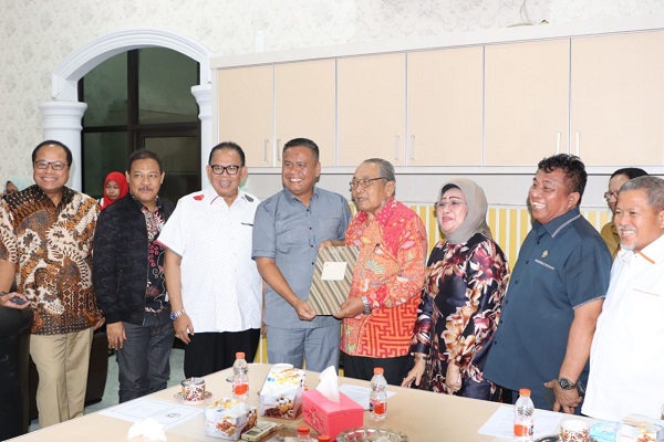 Ketua DPRD Sumut Baskami Ginting saat diterima Ketua DPRD Asahan H. Baharuddin Harahap, Selasa (28/11). Waspada/ist