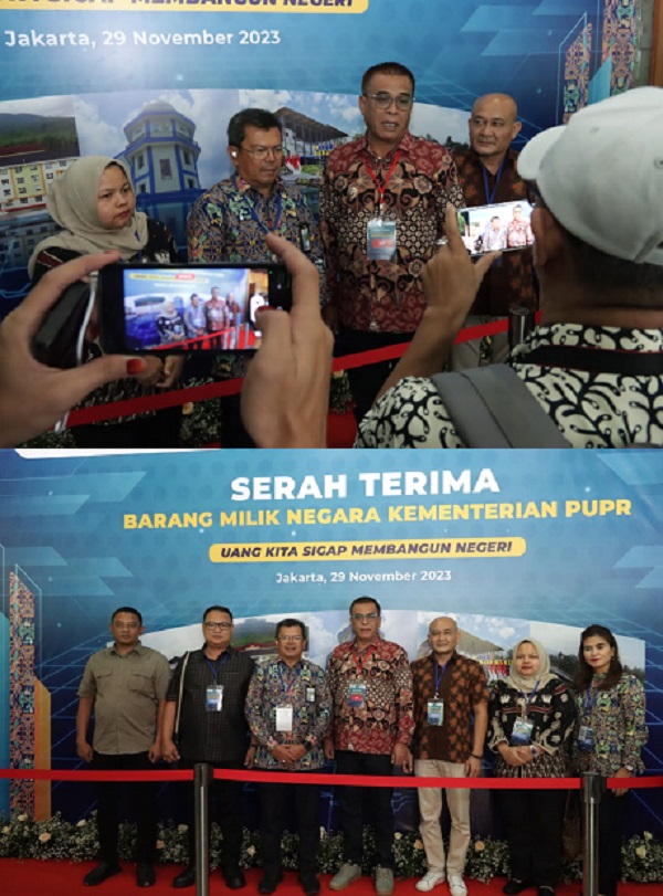 Bupati Madina HM Jakfar Sukhairi Nasution menerima sertifikat alih status aset atau barang milik negara (BMN) gedung Pasarbaru Panyabungan dari Kementerian PUPR di audiotorium Kementerian PUPR, Jalan Pattimura, Kebayoran Baru, Jakarta Selatan, Rabu (29/11). Waspada/Ist