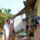 TKSK Ranto Peureulak, Rivana Irfan, meninjau rumah yang ambruk ke sungai di Buket Pala, Ranto Peureulak, Aceh Timur, Rabu (29/11). Waspada/Muhammad Ishak