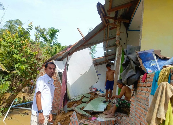 TKSK Ranto Peureulak, Rivana Irfan, meninjau rumah yang ambruk ke sungai di Buket Pala, Ranto Peureulak, Aceh Timur, Rabu (29/11). Waspada/Muhammad Ishak