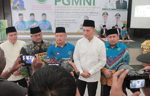 Ketua Umum PB PGMNI, H. Heri Purnama, Dewan Kehormatan, H. Musa Rajecksyah bersama Ketua terpilih PGMNI Sumut, H. Idris Aritonang,S.Sos.I di acara pelantikan, Selasa (28/11). Waspada/ ist