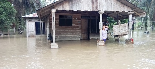 Banjir menggenangi pemukiman warga si Kecamatan Sei Lepan Kab. Langkat, Rabu (29/11). Waspada/ist 