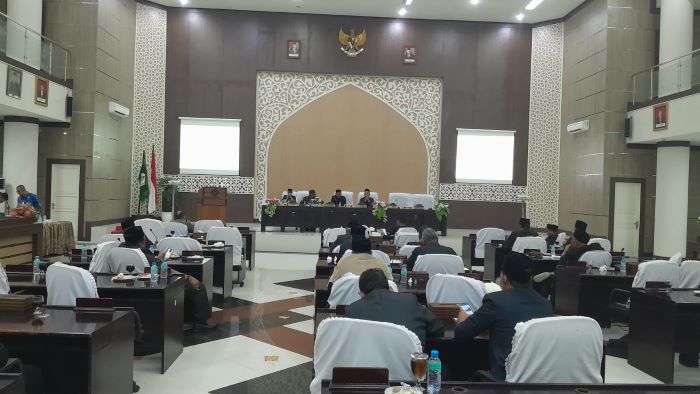 Rapat Paripurna ke-7 masa persidangan III DPRK Aceh Utara Tahun Sidang 2023 tentang Persetujuan Bersama Rancangan Anggaran Pendapatan dan Belanja Kabupaten Aceh Utara Tahun Anggaran 2024, Rabu (29/11) sore. Waspada/Maimun Asnawi