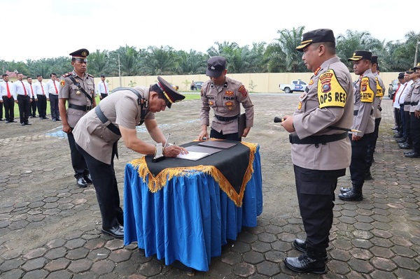 AKBP Diari Astetika, SIK serah terimakan jabatan Kapolsek Sosa dari AKP Haposan Harahap kepada Iptu Mulyadi, SH. (Waspada/Ist)