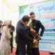 Pj Bupati Aceh Besar, Muhammad Iswanto, memasang selempang kepada Safrizal sebagai Duta Baca Aceh Besar Tahun 2023 di Halaman Dinas Perpustakaan dan Kearsipan Aceh Besar, Kota Jantho, Rabu (29/11). (Waspada/Zafrullah)