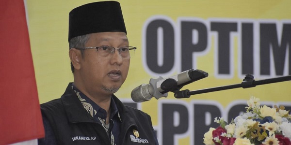 Asisten Administrasi Umum Sekda Aceh, H. Iskandar AP, mewakili Penjabat Gubernur Aceh, saat membuka Rakor Satgas Saber Pungli UPP Provinsi Aceh tahun 2023 di Hotel Grand Permatahati, Banda Aceh, Kamis (30/11). (Waspada/Zafrullah)