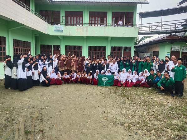 Wakil Ketua I Al Jamiyatul Washliyah Kota Langsa, saat berfoto bersama pada apel peringatan HUT ke-93 Al Jamiyatul Washliyah Langsa berlangsung sederhana dan Khitmad, di SMK Swasta Al-Washliyah Langsa, Rabu (30/11). Waspada/Rapian