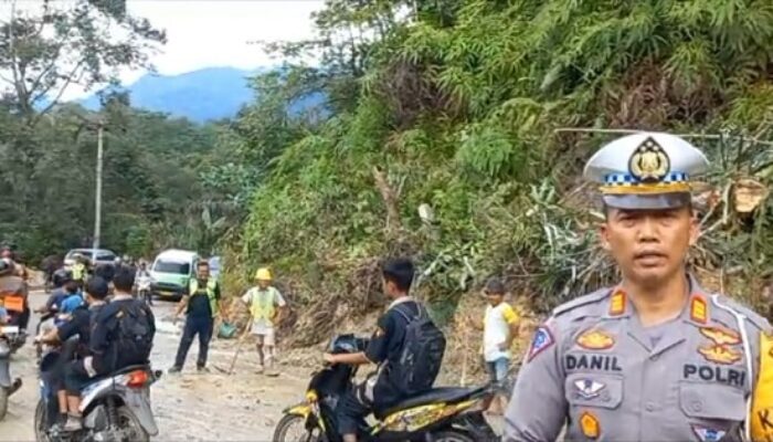 Jalan Umum Tarutung-Sipirok Longsor