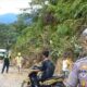 Kasat Lantas Polres Taput, AKP Dahnial Saragih bersama personel lalu lintas sedang mengatur arus lalu lintas di lokasi jalan longsor. Waspada/ist