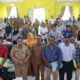 Plh.Sekda Kota Padangsidimpuan H. Rahuddin Harahap, SH, MH (4 kiri) dan Kadis Kominfo Padangsidimpuan Nurcahyo Budi Susetyo foto bersama dengan 12 kelompok Informasi masyarakat, Selasa (28/11). Waspada/ist.
