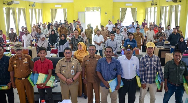 Plh.Sekda Kota Padangsidimpuan H. Rahuddin Harahap, SH, MH (4 kiri) dan Kadis Kominfo Padangsidimpuan Nurcahyo Budi Susetyo foto bersama dengan 12 kelompok Informasi masyarakat, Selasa (28/11). Waspada/ist.