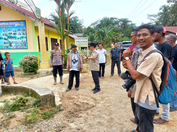 Penjabat Bupati Aceh Tamiang, Meurah Budiman saat meninjau SDN Alur Mentawak, Kecamatan Kejuruan Muda yang mengalami kerusakan akibat banjir yang terjadi beberapa hari lalu karena curah hujan tinggi, Rabu (29/11).(Waspada/Yusri).