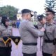 Kapolres Langsa, AKBP Muhammadun, SH saat memimpin sertijab Kasat Reskrim, Kasat Lantas dan Kapolsek Rantau Selamat di lapangan apel Mapolres, Rabu (15/11). Waspada/dede