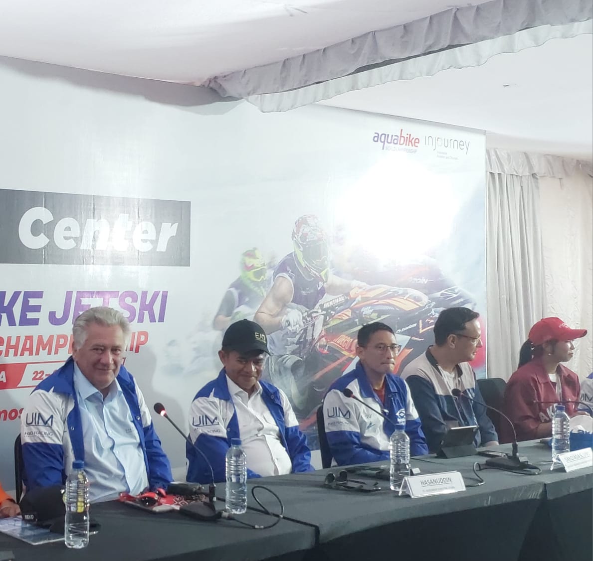 Menparekraf, Sandiaga Uno saat mengikuti Konferensi pers AJWC di pelabuhan Muliaraja Napitupulu Balige, Kab.Toba, Sabtu (25/11). Waspada/Ramsiana Gultom