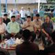 Pj Bupati Aceh Besar Muhammad Iswanto bersama Pj Ketua TP-PKK Cut Rezky Handayani serta didampingi Ketua Kafilah Farhan AP mengunjungi Pemondokan Kafilah Putra Kabupaten Aceh Besar, Gampong Air Dingin, Simeulue, Sabtu, (25/11). (Waspada/Ist)