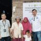 Kementerian ESDM, DPR RI dan PLN saat menguji coba listrik yang baru dipasang. (Waspada/Edward Limbong).
