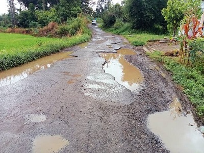 TERLIHAT ruas jalan di Kecamatan Arse, Kabupaten Tapanuli Selatan (Tapsel), yang rusak dan belum ditangani. Waspada/Ist
