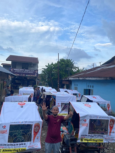 KELOMPOK abang becak, memberi dukungan kepada Alween Ong, calon legislatif DPR RI Dapil Sumatera Utara 1, dalam sebuah kegiatan, di Medan, Selasa (28/11). Waspada/Ist