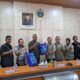 Teks Kepala Dinas Perindag ESDM Sumut, Mulyadi Simatupang saat menyerahkan sembako kepada pengurus LSM Penjara PN Sumut, Kamis (16/11). Waspada/Yuni Naibaho