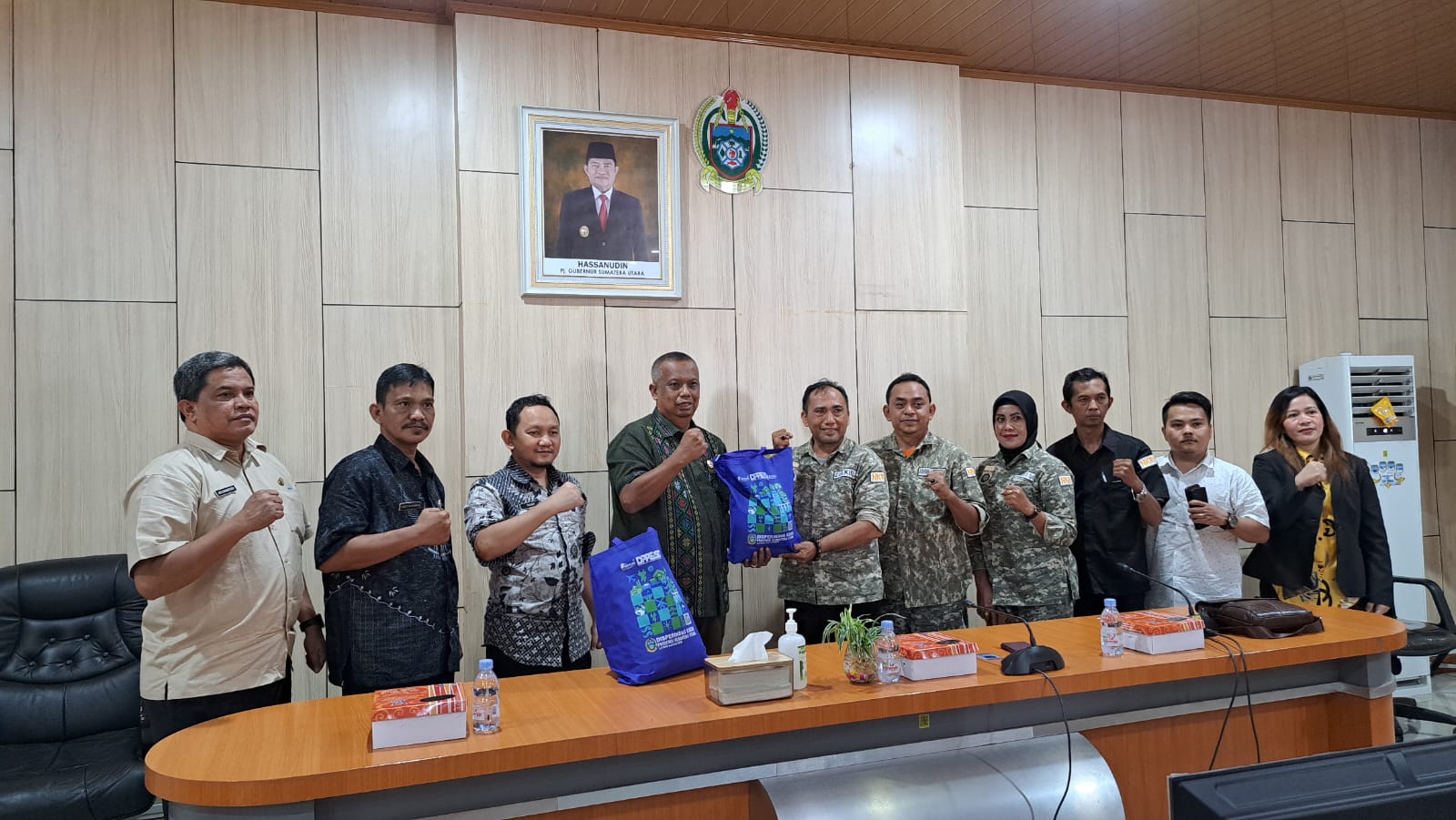 Teks Kepala Dinas Perindag ESDM Sumut, Mulyadi Simatupang saat menyerahkan sembako kepada pengurus LSM Penjara PN Sumut, Kamis (16/11). Waspada/Yuni Naibaho