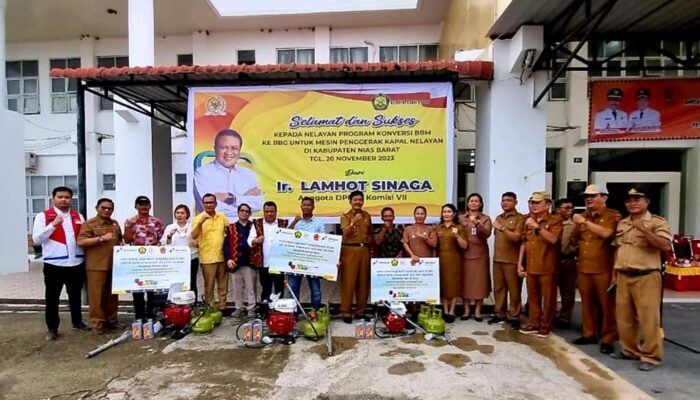 Perjuangkan Aspirasi, Lamhot Sinaga Bagikan 233 Konkit Nelayan Di Nias Barat