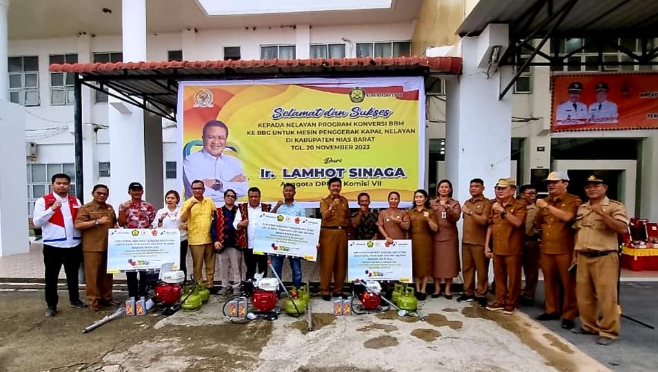 Perjuangkan Aspirasi, Lamhot Sinaga Bagikan 233 Konkit Nelayan Di Nias Barat