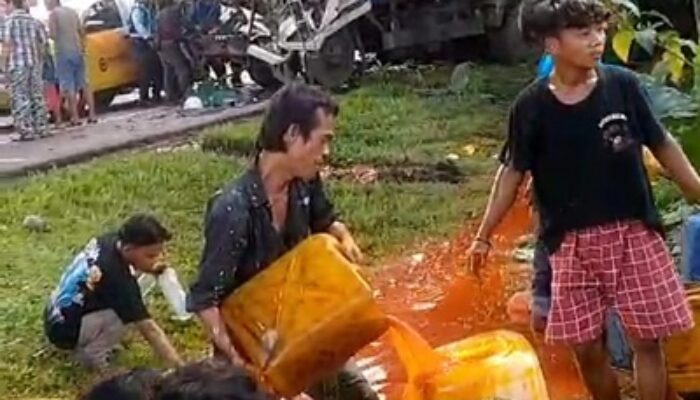 Tabrakan Beruntun Di Jalan Tol Belmera, Warga ‘Panen’ Minyak CPO