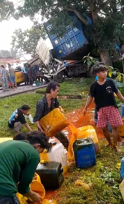 SEJUMLAH warga memungut tumpahan minyak sawit mentah (CPO) setelah terjadinya tabrakan beruntun di jalan tol Belmera kawasan Kampung Bahari Kelurahan Martubung Kecamatan Medan Labuhan, Senin (27/11). Waspada/Ist