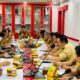 RAPAT antisipasi aksi begal, yang dipimpin oleh Kabag Tata Pemerintahan Setda Kota Medan, Subhan Fajri Harahap.  Waspada/Ist