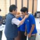 SEMATKAN : Anggota Komisi VII DPR RI dari Fraksi PAN, H Nasril Bahar SE saat menyematkan tanda peserta Bimbingan Teknis Wira Usaha Baru Industri Kecil Menengah di Sumatera Utara. Waspada/Ist