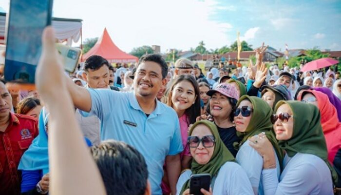 Bobby Nasution & Ny Kahiyang Ayu Senam Kolaborasi Dengan Ratusan Warga Medan Selayang