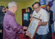 Aulia Rachman Dinobatkan Tokoh Masyarakat Peduli Pendidikan Dan Perkembangan YPSA