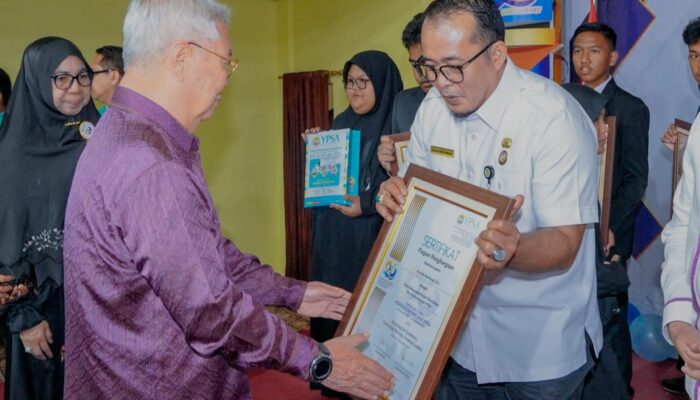 Aulia Rachman Dinobatkan Tokoh Masyarakat Peduli Pendidikan Dan Perkembangan YPSA