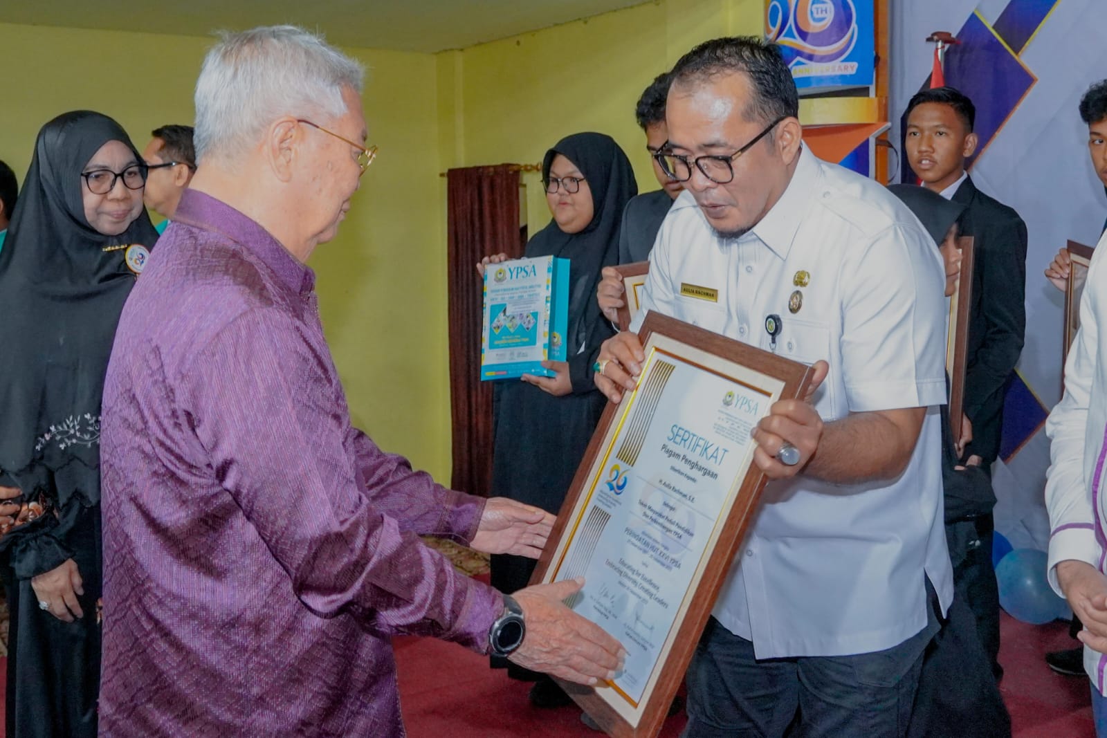 Aulia Rachman Dinobatkan Tokoh Masyarakat Peduli Pendidikan Dan Perkembangan YPSA